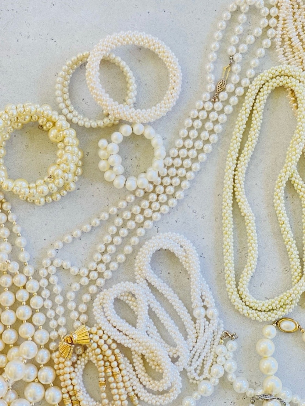 Vintage To Modern Faux Pearl Jewelry Lot Necklaces Bracelets 16 Pc Costume - Picture 5 of 5
